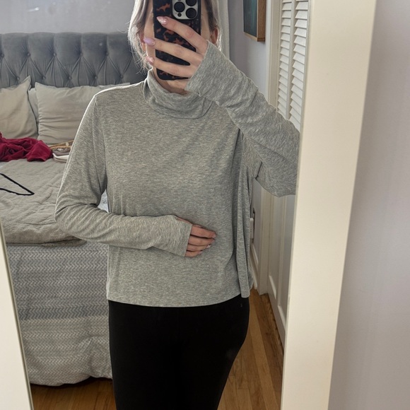 Old Navy Tops - ULTRALITE Go-Dry Light Gray Knit Top - Size L